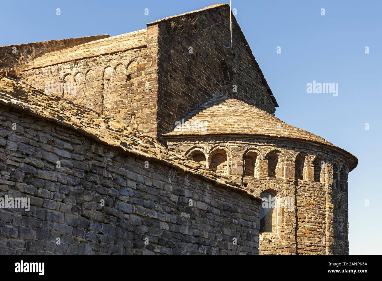 Außenansicht des 11. Jahrhundert im romanischen Stil Benediktinerkloster Sant Pere de Casserres, Katalonien Stockfoto