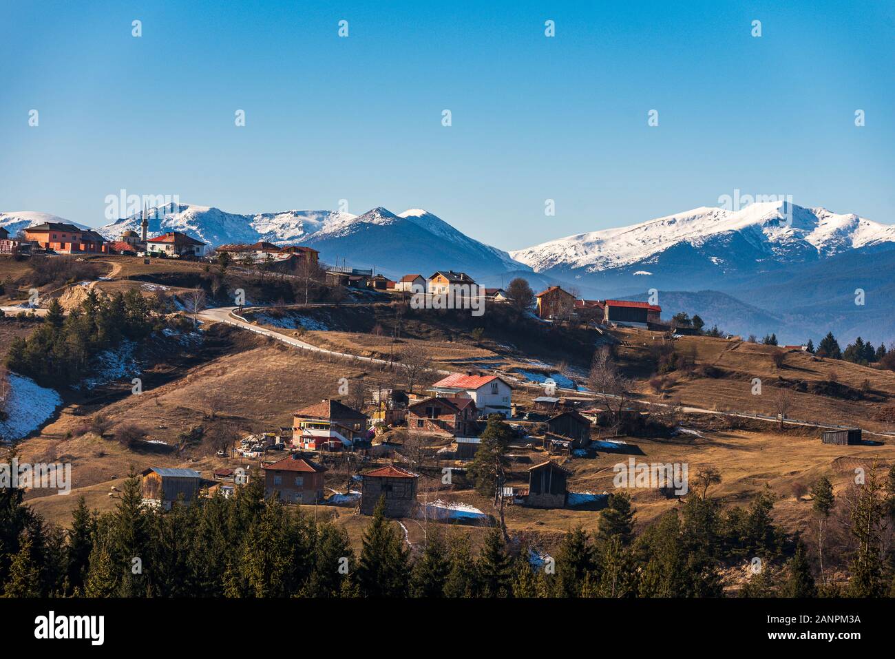 Bulgarischen Dorf Smolevo in Rhodopen vor schneebedeckten Gipfeln Rila Stockfoto