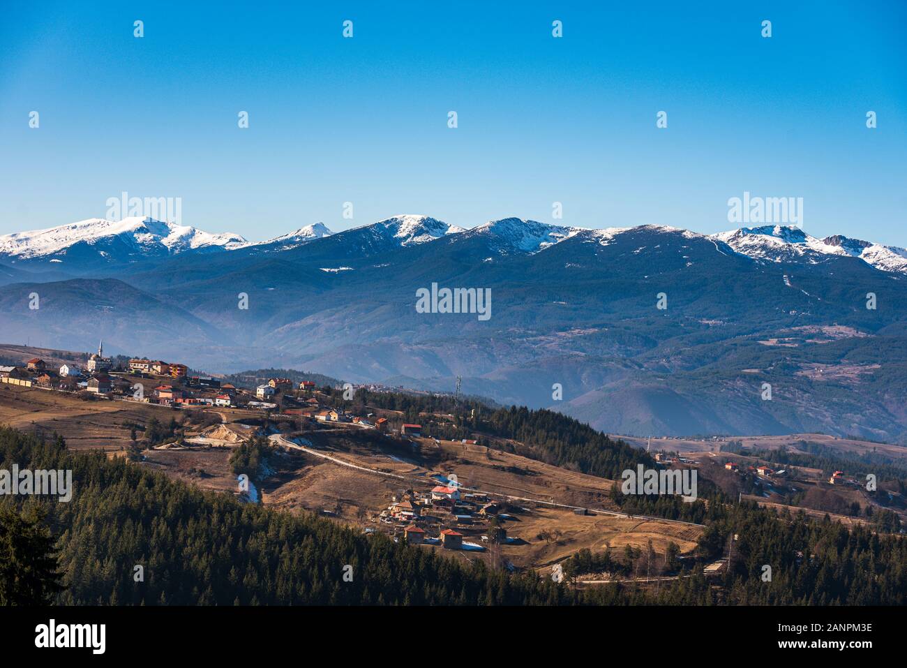 Bulgarischen Dorf Smolevo in Rhodopen vor schneebedeckten Gipfeln Rila Stockfoto