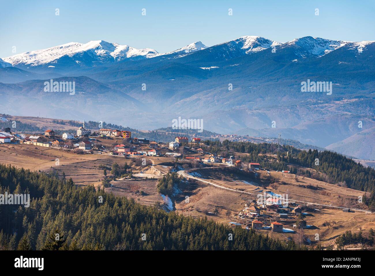 Bulgarischen Dorf Smolevo in Rhodopen vor schneebedeckten Gipfeln Rila Stockfoto