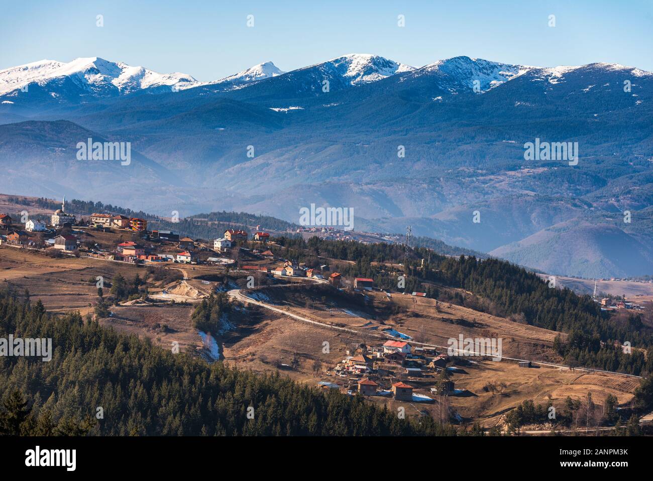 Bulgarischen Dorf Smolevo in Rhodopen vor schneebedeckten Gipfeln Rila Stockfoto