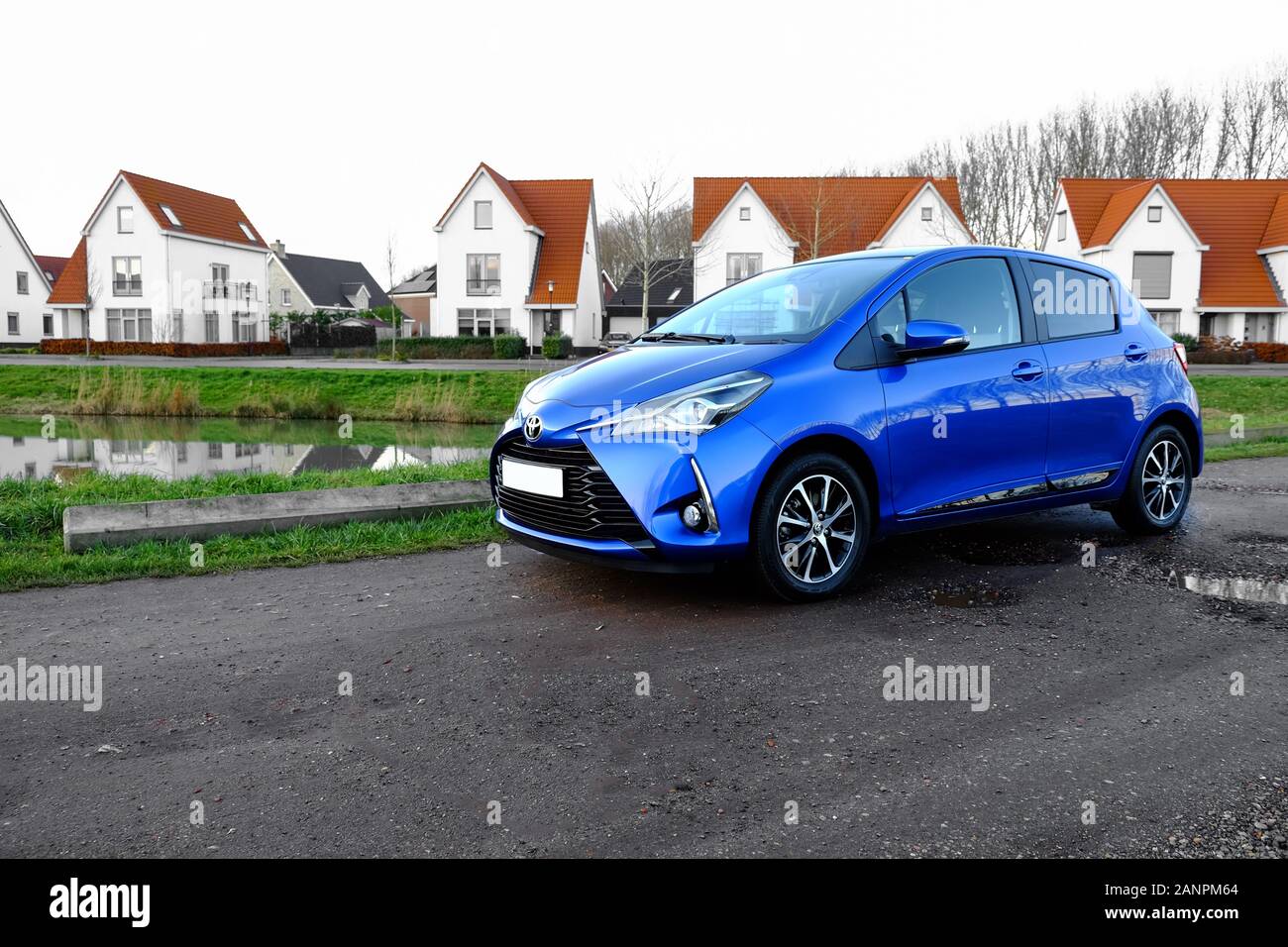 Toyota yaris blue -Fotos und -Bildmaterial in hoher Auflösung – Alamy
