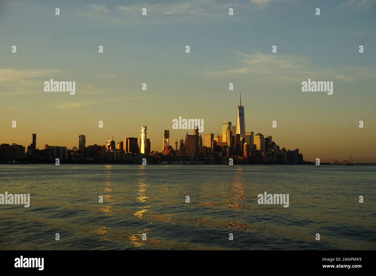 Skyline von Manhattan bei Sonnenaufgang von Hoboken aus gesehen Stockfoto