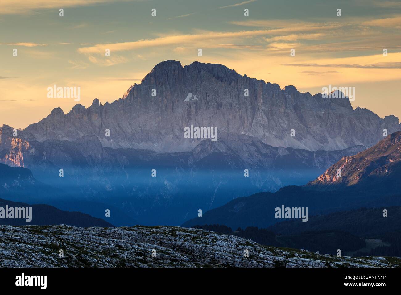 Monte Civetta, nordwestliche Seite bei Sonnenaufgang. Berg der Dolomiten. Italienische Alpen. Europa. Stockfoto