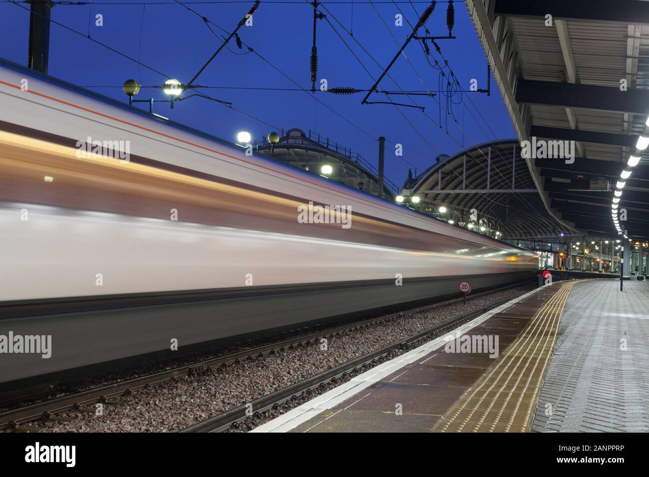 London North Eastern Railway Intercity 225-Zug, der mit Bewegungsunschärfe am Newcastle Central Station ankommt Stockfoto