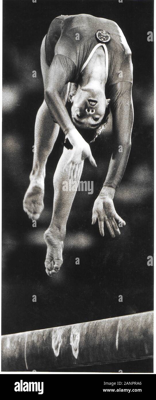 Junge asiatische Mädchen Athlet tun zurück Flip auf der Bohne Während der Sommerspiele in Los Angeles Kalifornien 1984 Stockfoto