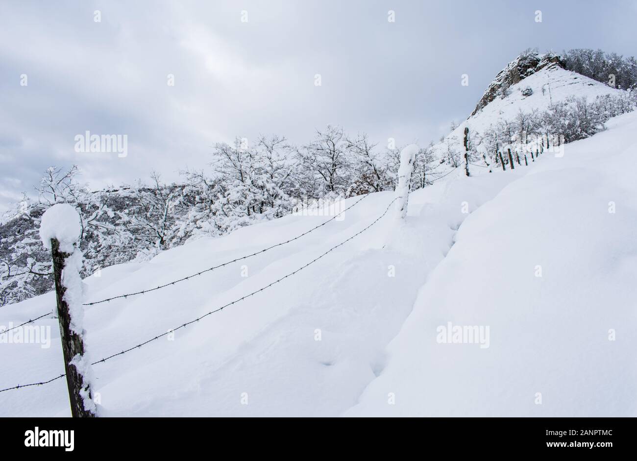 Stacheldraht auf einem schneebedeckten Berg Stockfoto