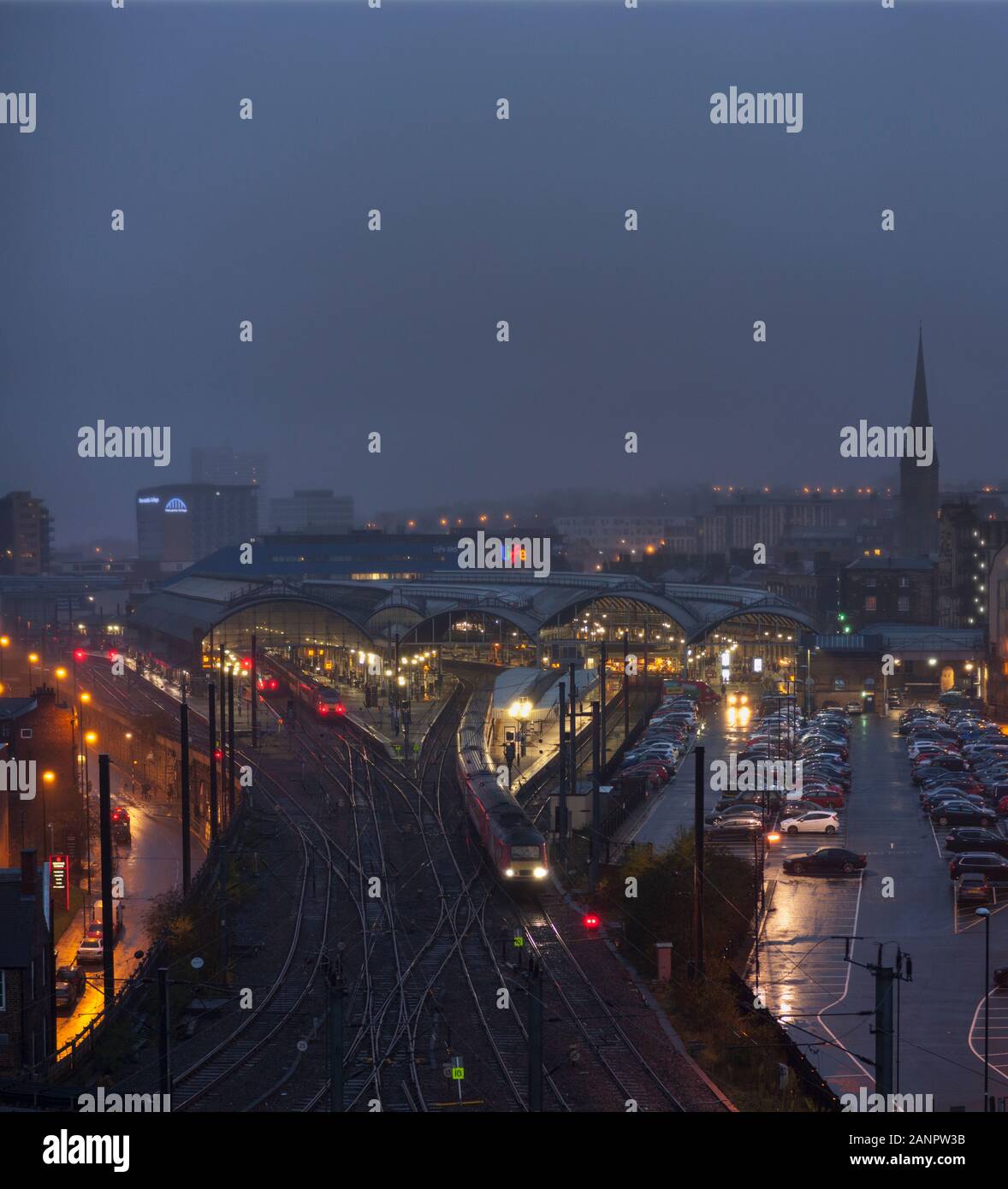 Gesamtansicht des Hauptbahnhofs von Newcastle an einem dumpfer, nassen Abend mit einem LNER Intercity 125-Zug, der im Bahnhof wartet, und einem weiteren Abflug Stockfoto