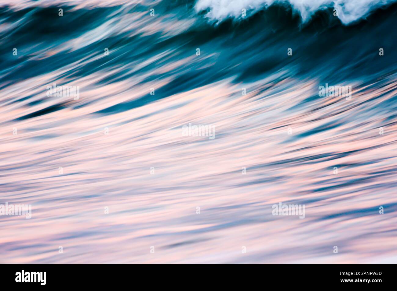 Gedämpfte Reflexionen eines Ocean Wave bei Sonnenuntergang in Costa Rica. Stockfoto