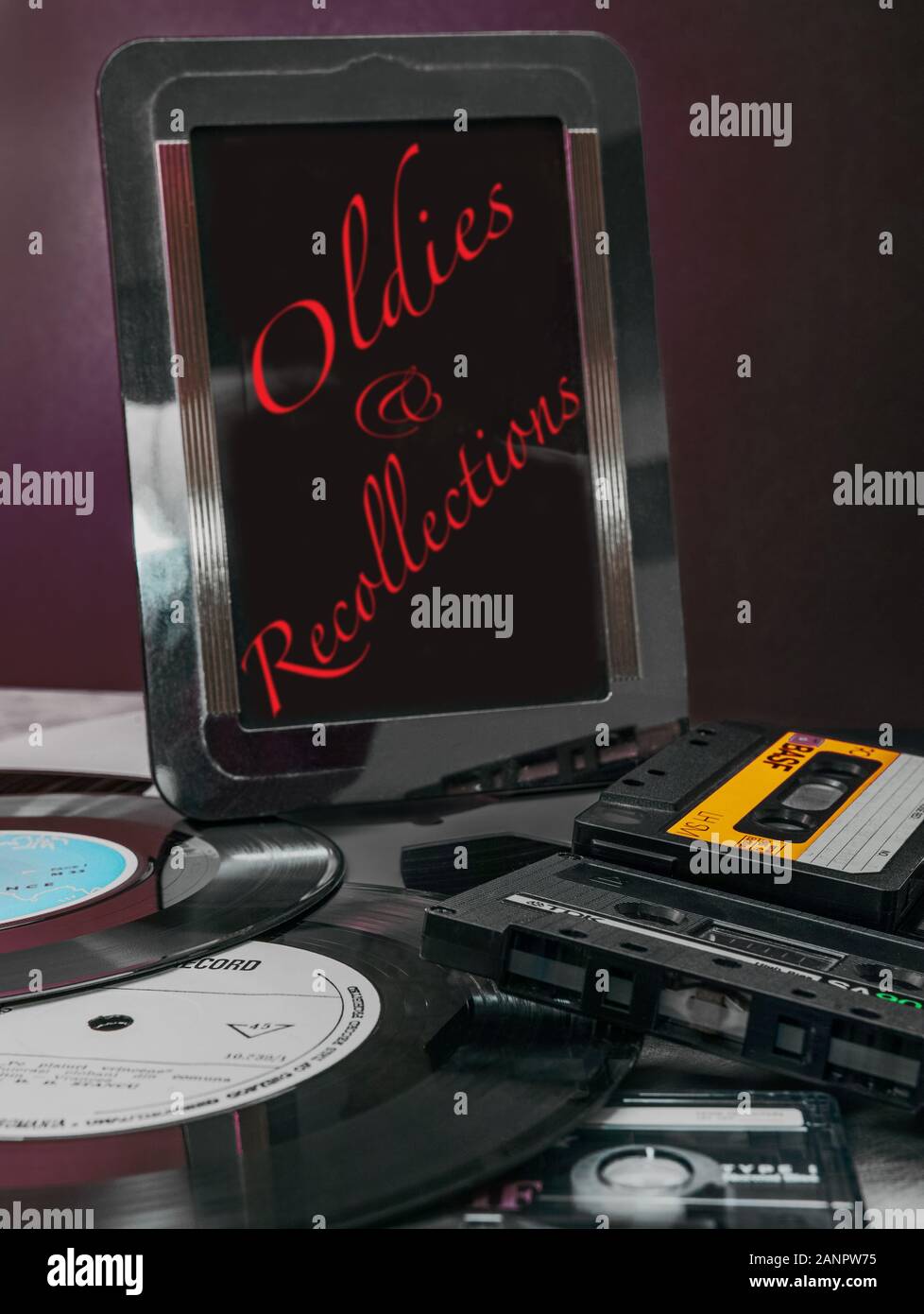 Audiokassetten und 45 U/min Vinyls. Eine Fotografie vintage Frame mit den Worten: Oldies & Erinnerungen. Stockfoto