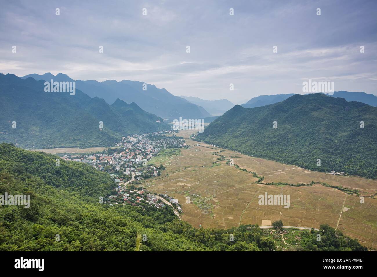 Blick auf das Mai Chau Valley und die umliegenden Reisfelder, Vietnam Stockfoto