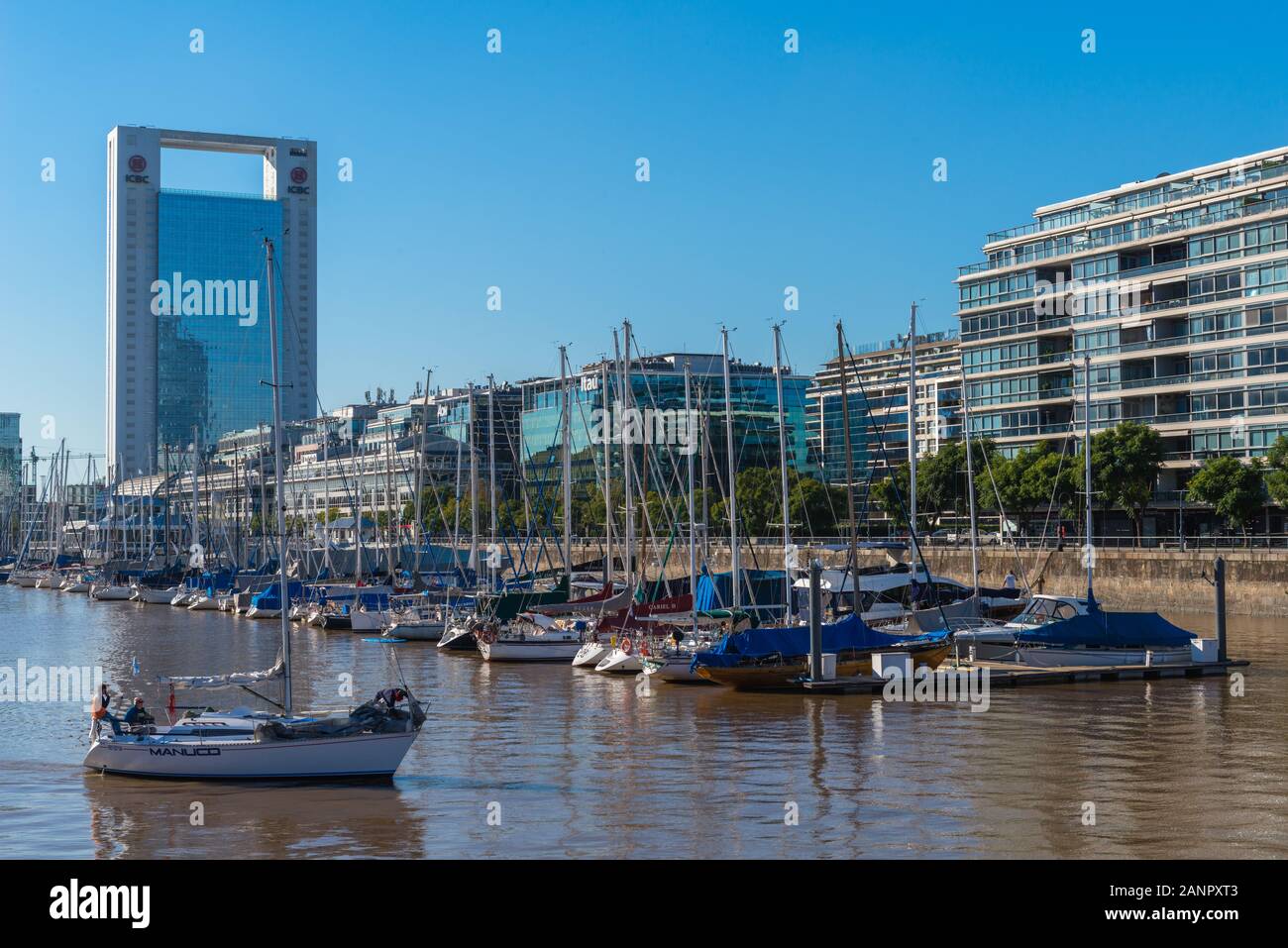 Yachten und Hochhäuser in der neuen, exklusiven Hafenviertel Puerto Madero, der Hauptstadt Buenos Aires, Argentinien, Lateinamerika Stockfoto