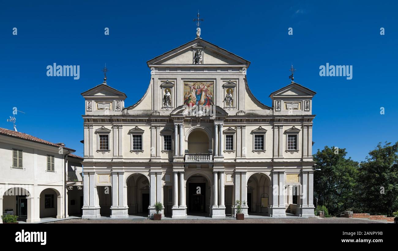 Fassade mit Mosaik und Kirchenhof des Heiligtums von Crea am Sacro Monte di Crea - Serralunga di Crea (AL), Monferrato, Piemont, Italien, 2019 Stockfoto