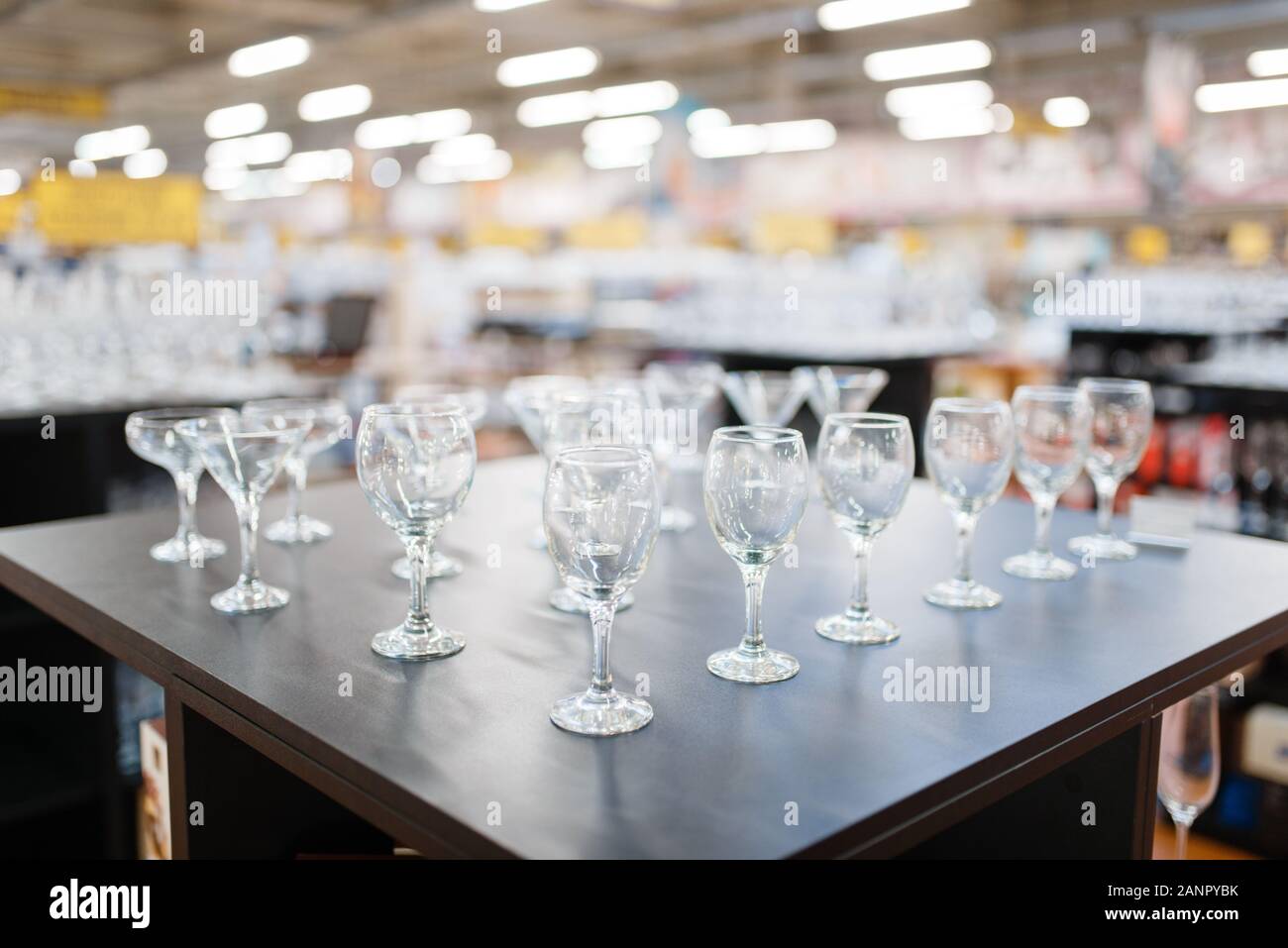 Weingläser auf dem Regal, Nahaufnahme, Haushaltswaren store Stockfoto