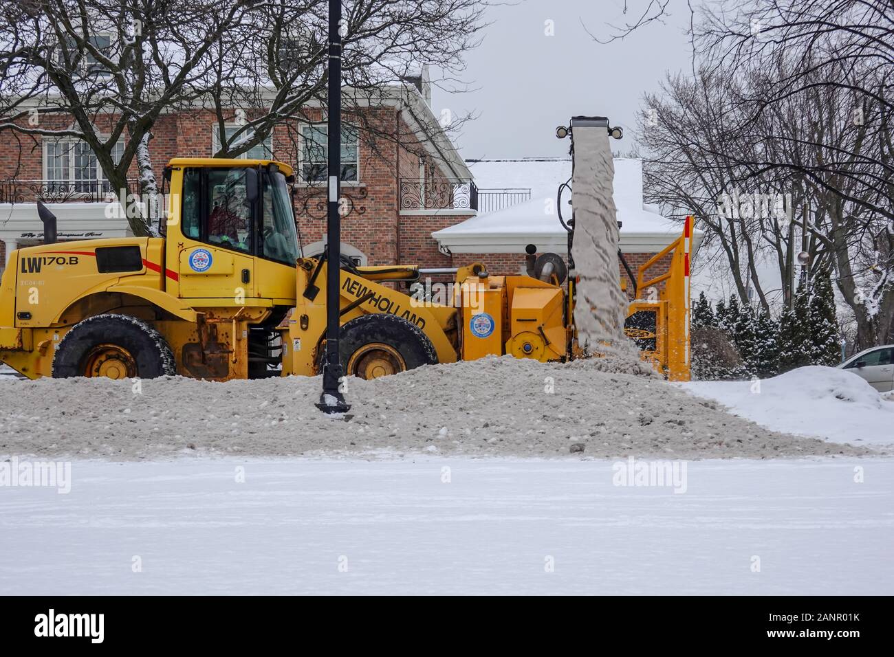 Schwerer Snogo-Blower-Truck, der nach einem Schneesturm in montreal 2020 den Schnee von Straßen räumt Stockfoto