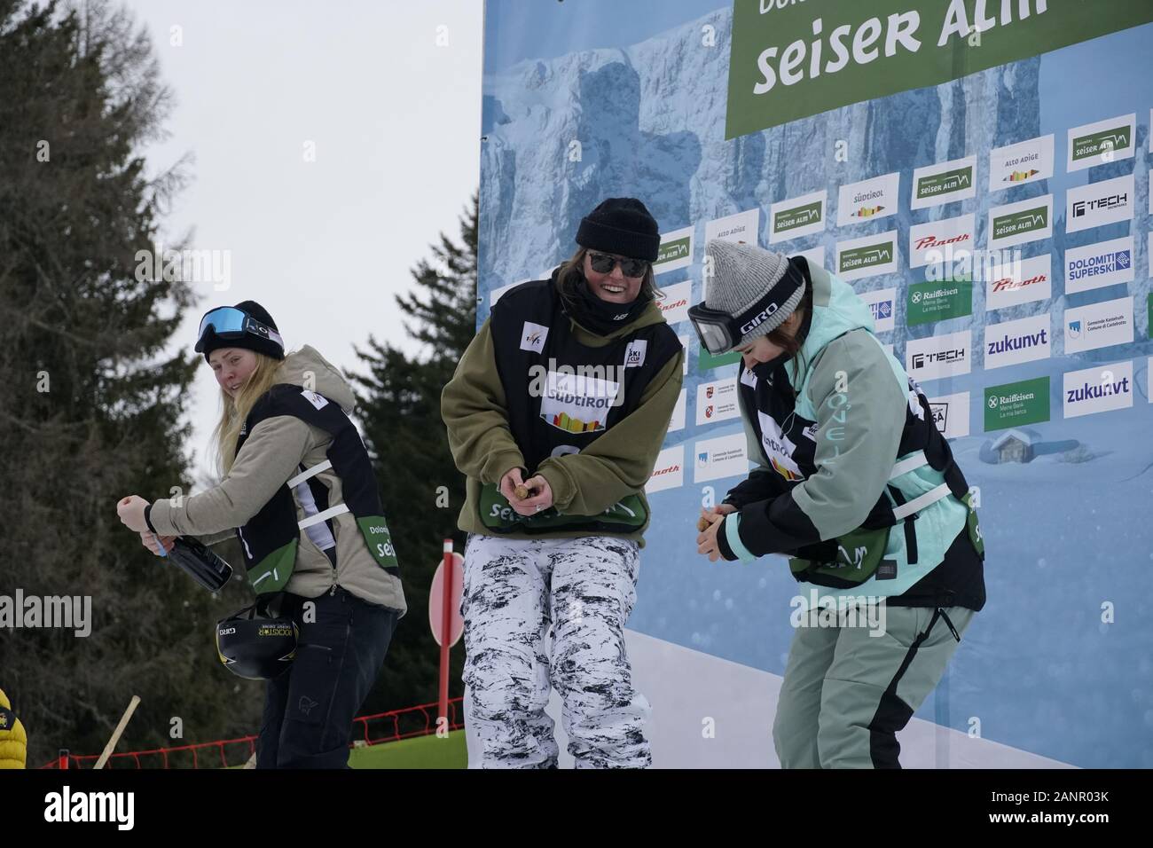 Südtirol, Italien. 18 Jan, 2020. Claire Caroline bilden die USA Platz 1, Killi Johanne aus Norwegen Platz 2, Gaskell Elena aus Kanada Platz 3. Dekoration der Siegerehrung auf der FIS Slopestyle Freeski Welt Cup am 18.01.2020 in der Seiser Alm (Seiser Alm) Snowpark, Italien. Credit: AlfredSS/Alamy leben Nachrichten Stockfoto