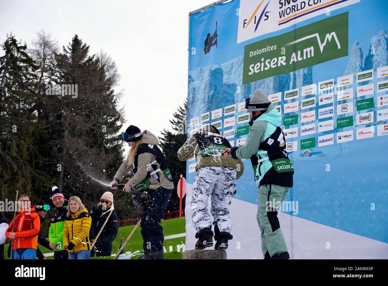 Südtirol, Italien. 18 Jan, 2020. Claire Caroline bilden die USA Platz 1, Killi Johanne aus Norwegen Platz 2, Gaskell Elena aus Kanada Platz 3. Dekoration der Siegerehrung auf der FIS Slopestyle Freeski Welt Cup am 18.01.2020 in der Seiser Alm (Seiser Alm) Snowpark, Italien. Credit: AlfredSS/Alamy leben Nachrichten Stockfoto