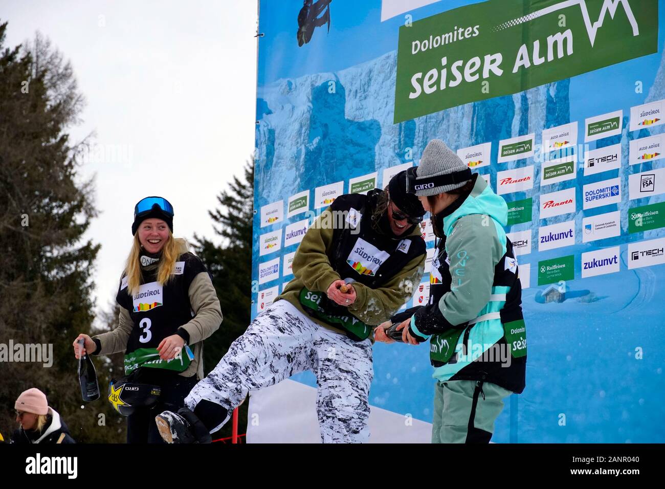 Südtirol, Italien. 18 Jan, 2020. Claire Caroline bilden die USA Platz 1, Killi Johanne aus Norwegen Platz 2, Gaskell Elena aus Kanada Platz 3. Dekoration der Siegerehrung auf der FIS Slopestyle Freeski Welt Cup am 18.01.2020 in der Seiser Alm (Seiser Alm) Snowpark, Italien. Credit: AlfredSS/Alamy leben Nachrichten Stockfoto