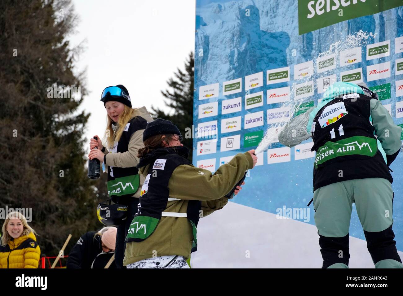 Südtirol, Italien. 18 Jan, 2020. Claire Caroline bilden die USA Platz 1, Killi Johanne aus Norwegen Platz 2, Gaskell Elena aus Kanada Platz 3. Dekoration der Siegerehrung auf der FIS Slopestyle Freeski Welt Cup am 18.01.2020 in der Seiser Alm (Seiser Alm) Snowpark, Italien. Credit: AlfredSS/Alamy leben Nachrichten Stockfoto