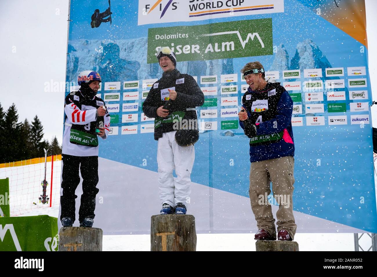Südtirol, Italien. 18 Jan, 2020. Ruud Birk aus Norwegen - ersten Platz, Boesh Fabian aus der Schweiz - Zweiter Platz, Stevenson Colby - dritter Platz. Dekoration der Siegerehrung auf der FIS Slopestyle Freeski Welt Cup am 18.01.2020 in der Seiser Alm (Seiser Alm) Snowpark, Italien. Credit: AlfredSS/Alamy leben Nachrichten Stockfoto
