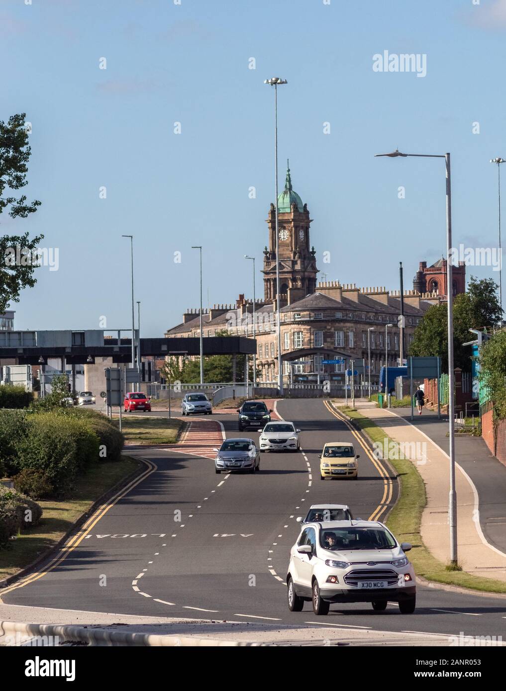 Verkehr auf Chester Street mit Birkenhead Rathaus und Hamilton Square im Hintergrund in Birkenhead, Wirral Stockfoto