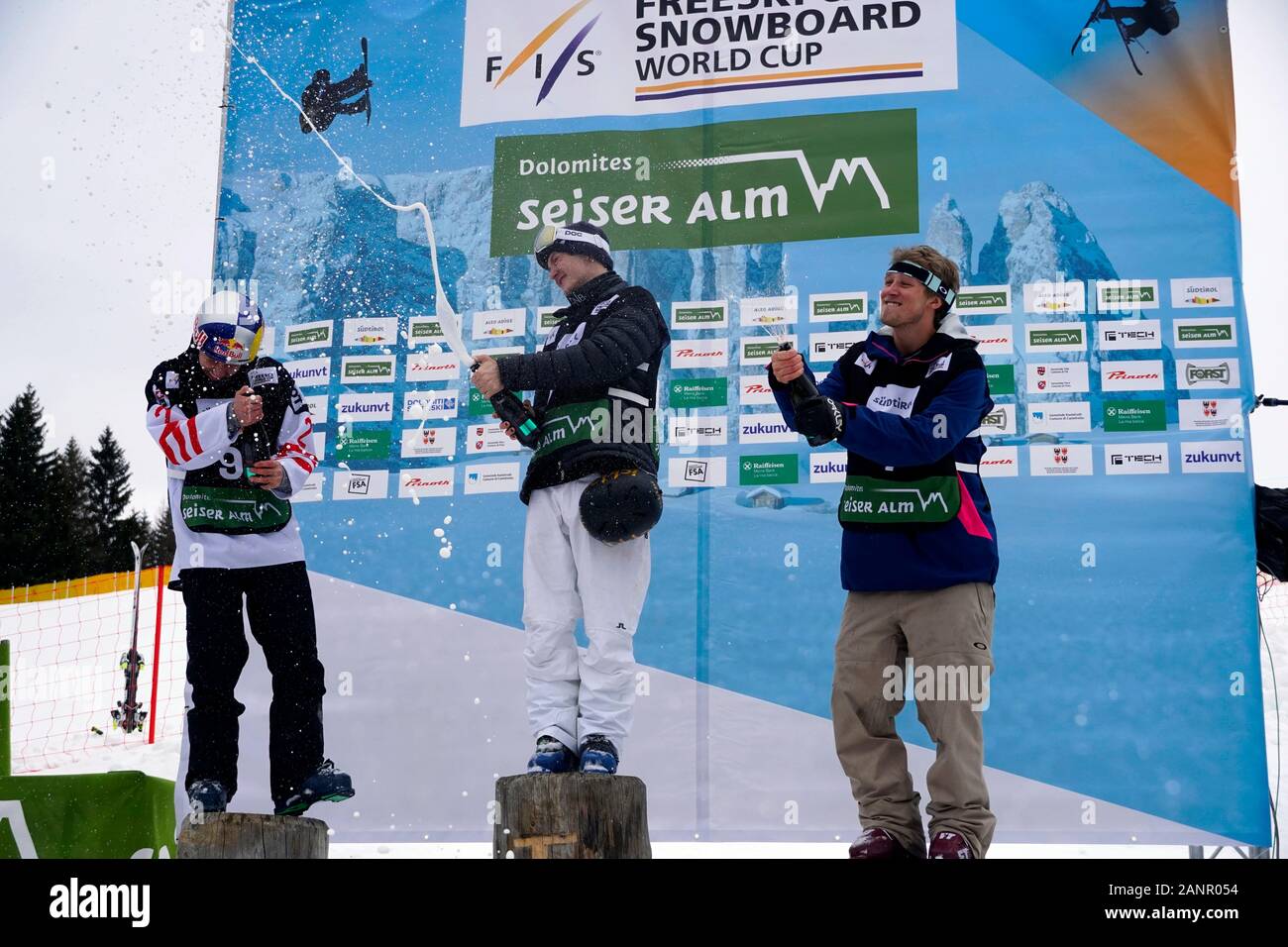 Südtirol, Italien. 18 Jan, 2020. Ruud Birk aus Norwegen - ersten Platz, Boesh Fabian aus der Schweiz - Zweiter Platz, Stevenson Colby - dritter Platz. Dekoration der Siegerehrung auf der FIS Slopestyle Freeski Welt Cup am 18.01.2020 in der Seiser Alm (Seiser Alm) Snowpark, Italien. Credit: AlfredSS/Alamy leben Nachrichten Stockfoto