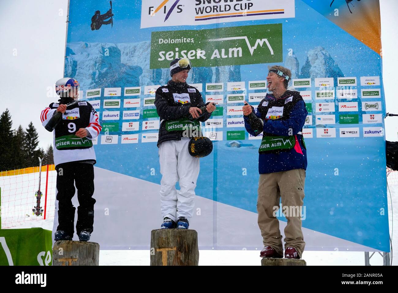 Südtirol, Italien. 18 Jan, 2020. Ruud Birk aus Norwegen - ersten Platz, Boesh Fabian aus der Schweiz - Zweiter Platz, Stevenson Colby - dritter Platz. Dekoration der Siegerehrung auf der FIS Slopestyle Freeski Welt Cup am 18.01.2020 in der Seiser Alm (Seiser Alm) Snowpark, Italien. Credit: AlfredSS/Alamy leben Nachrichten Stockfoto