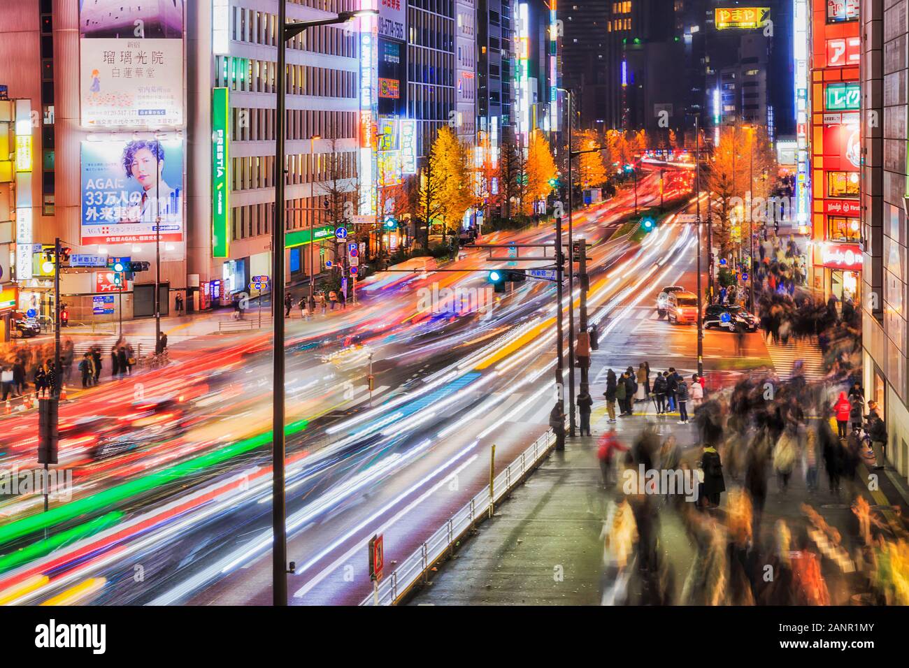 Die bevölkerungsdichte der Megapolis Tokyo City in Japan um Shinjuku-Shibuya Geschäftsviertel in der Nacht mit hellen Illuminationen und Menschenmassen cro Stockfoto