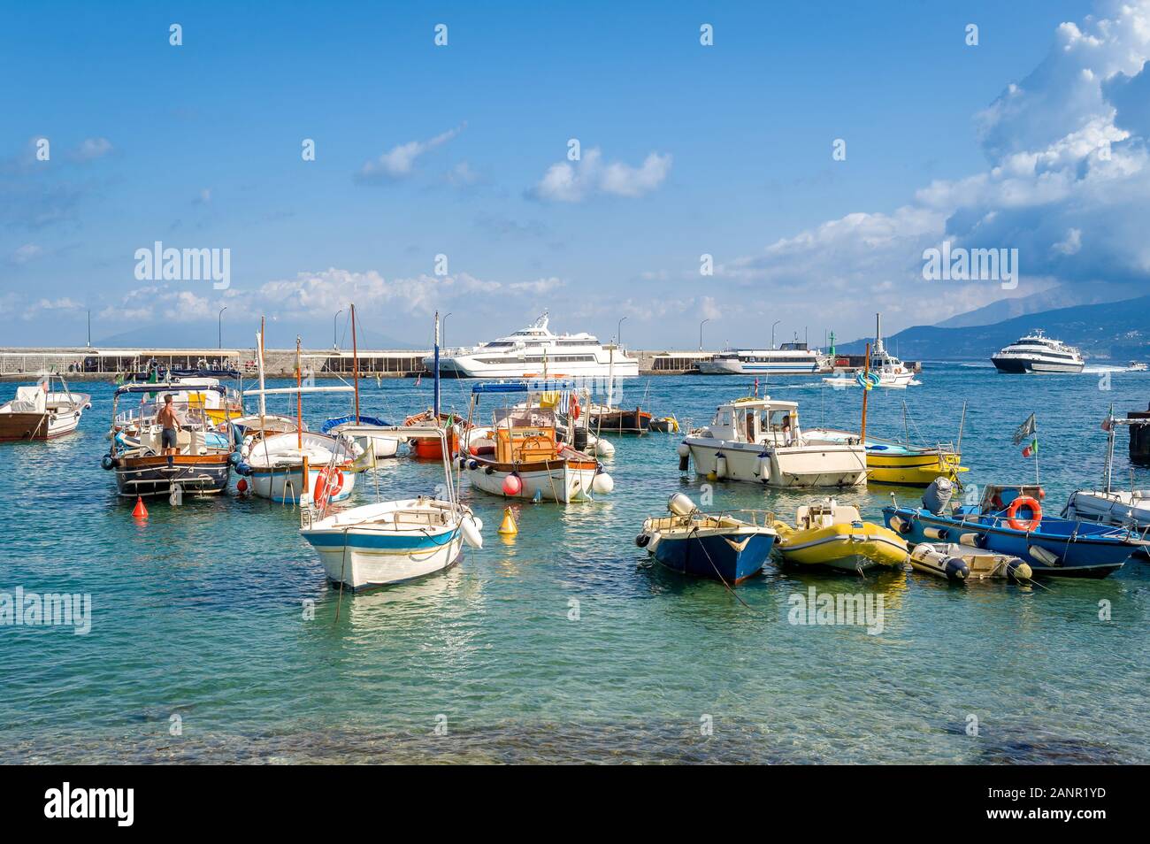 Fischerboote und Kreuzfahrtschiffe im Capri Marina. Die Insel Capri, beliebte italienische Reiseziel. Stockfoto