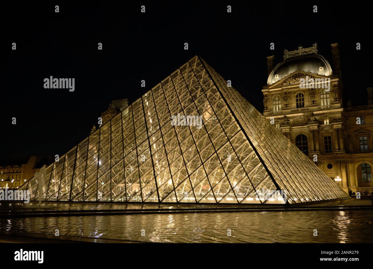 Glaspyramide des Louvre bei Nacht Stockfoto