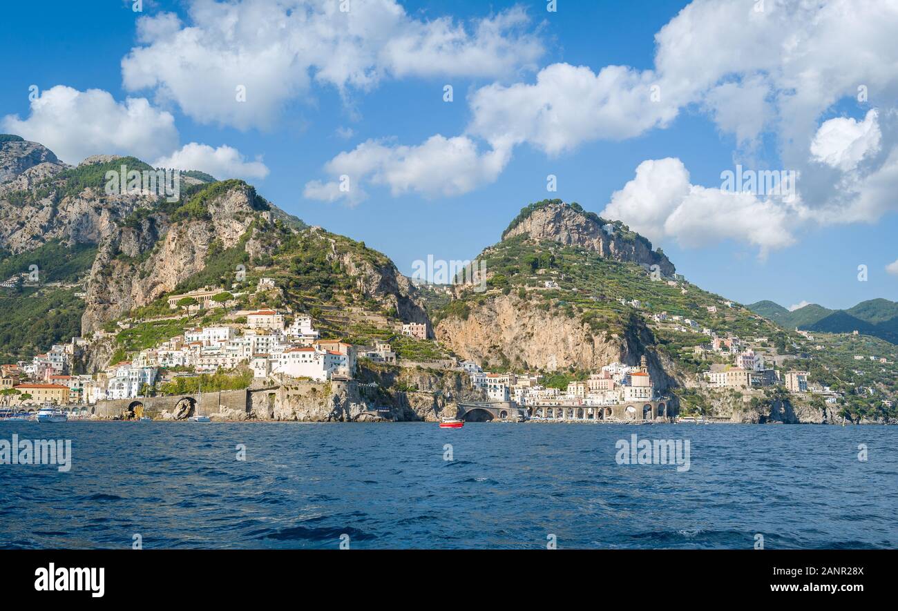 Amalfi Küste Blick aus dem Wasser. Sommer Landschaften Italiens. Stockfoto