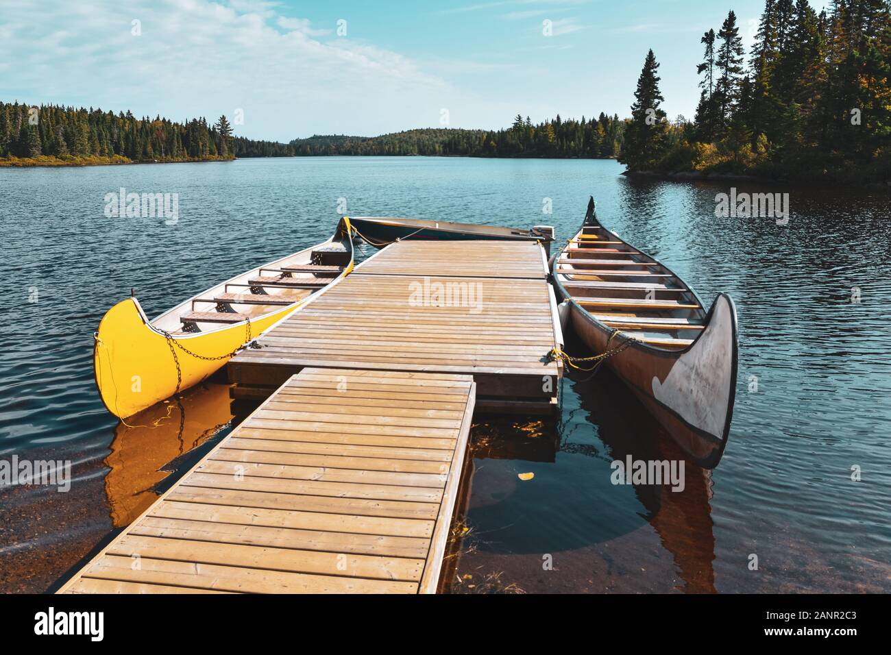 Kanus am Ufer des Sees an einem sonnigen Tag in den Mauricie National Park, Kanada. Natur lifestyle Konzept. Stockfoto