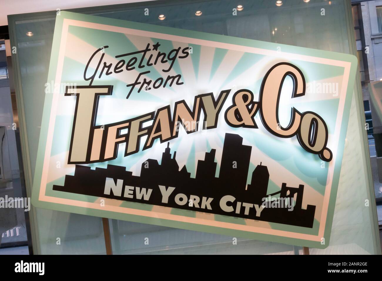 Tiffany & Co Flaggschiff ist ein Luxus Schmuck und Zubehör Shop vorübergehend an 6 E. 57th Street, New York City, USA Stockfoto