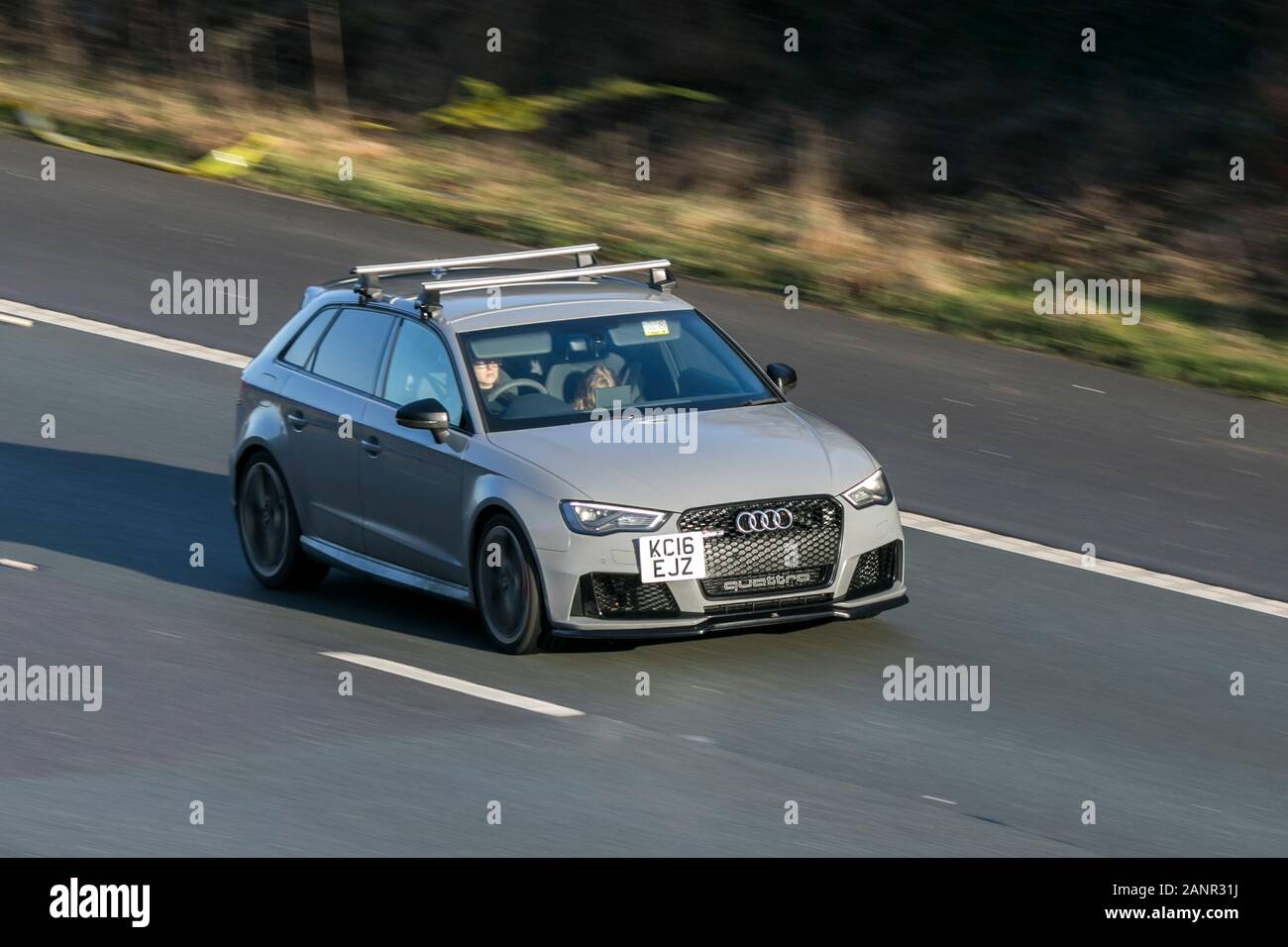 2016 Audi Rs3 Nav Quattro S-A Grey Petrol Fahren auf der Autobahn M6 in der Nähe von Preston in Lancashire, Großbritannien Stockfoto