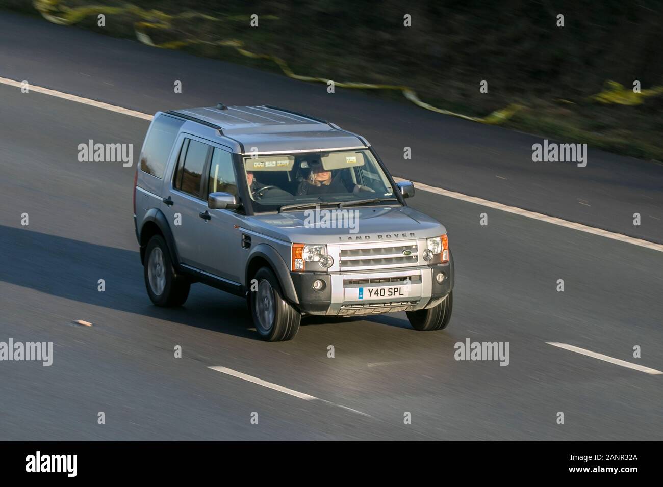 Y40SPL 2007 Land Rover Discovery Tdv6 Xs EIN silbernes Dieselauto 4x4, das auf der Autobahn M6 in der Nähe von Preston in Lancashire, Großbritannien fährt Stockfoto