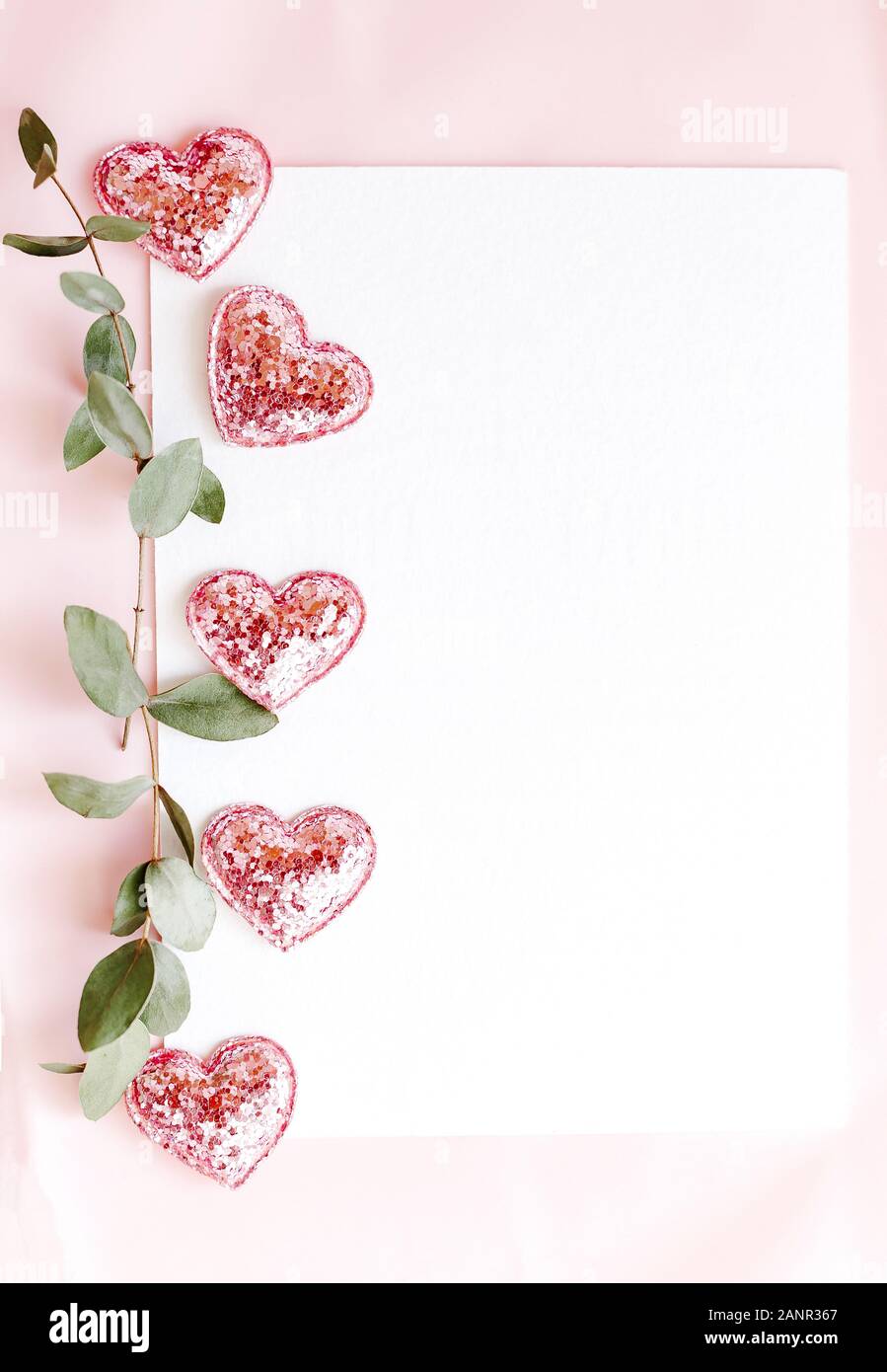 Hintergrund mit Kopie leer auf rosa Hintergrund mit Rosa glitzerten Herzen, Eukalyptus- branche. Weißbuch der Ansicht von oben, flach, minimalistischen Stil. Moke Stockfoto