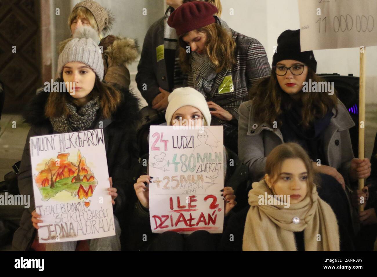 Danzig, Polen. 18 Jan, 2020. Unterstützung der Australien Rallye Teilnehmer sind in Danzig, Polen gesehen am 18. Januar 2020 Junge Aussterben Rebellion und Jugend Klima Streik Aktivisten in Danzig Innenstadt protestierten die Menschen und die Natur in Australien auf Feuer zu unterstützen. Sie riefen zur Aktion der Umwelt und stop Kohle Bergbau zu schützen. Credit: Vadim Pacajev/Alamy leben Nachrichten Stockfoto