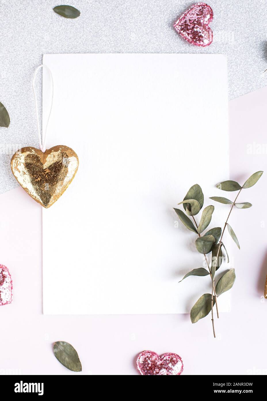 Hintergrund mit Kopie leer auf Tabelle mit Glitter Herz, Eukalyptus, Blumen und Blätter. Weißbuch der Ansicht von oben, flach, minimalistischen Stil. Mok Stockfoto