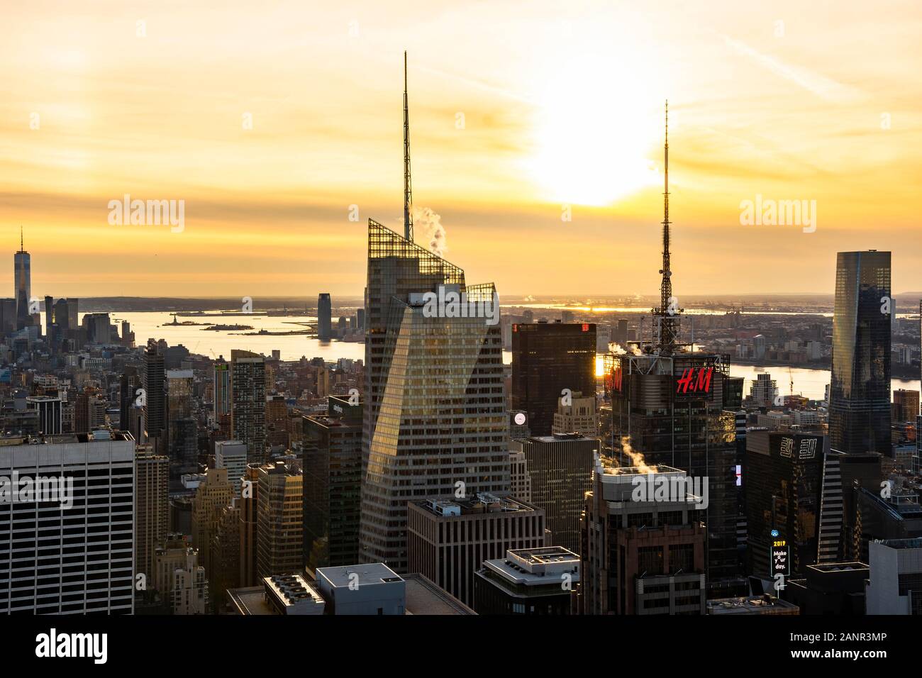 Manhattan, New York, NY, USA - 30. November 2019. New York City Architektur mit Skyline von Manhattan in der Abenddämmerung von der Spitze des Felsens, Rockefeller Center. Stockfoto