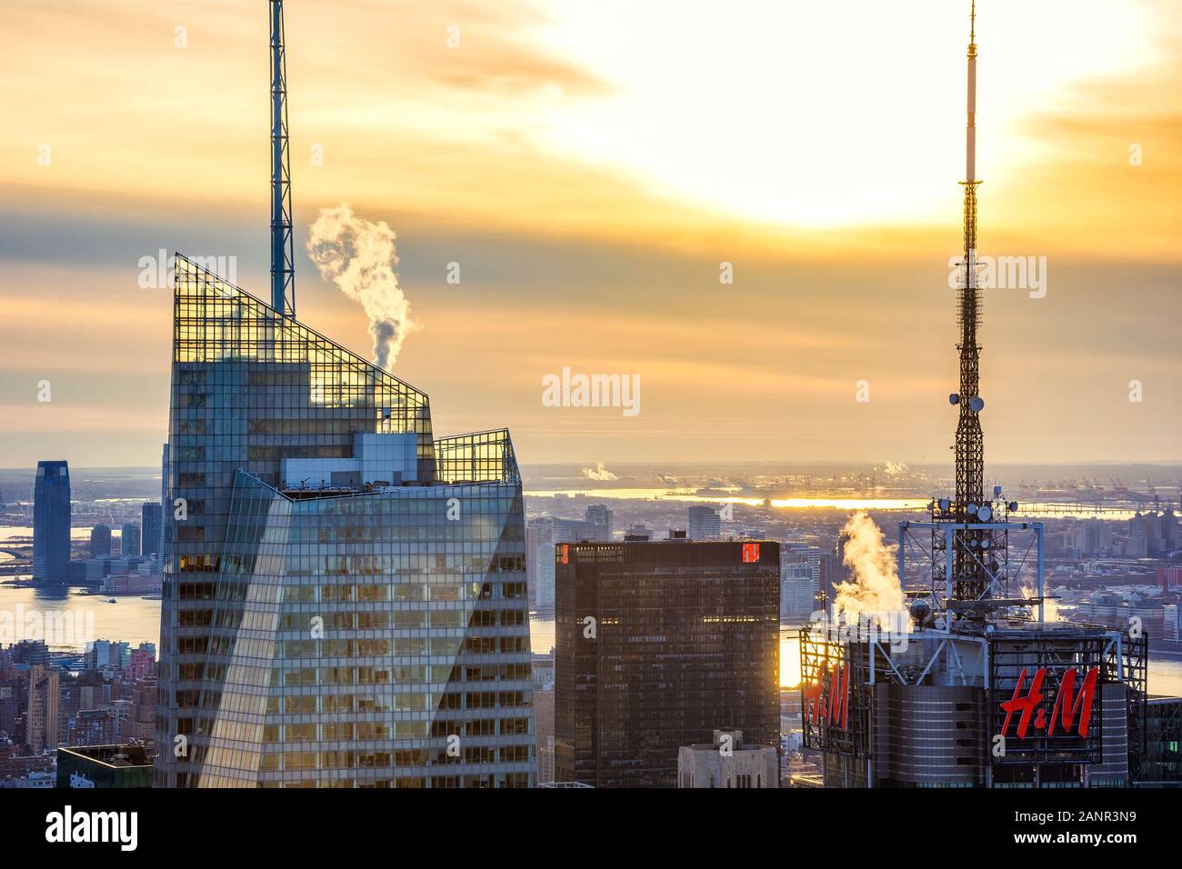Manhattan, New York, NY, USA - 30. November 2019. New York City Architektur mit Skyline von Manhattan in der Abenddämmerung von der Spitze des Felsens, Rockefeller Center. Stockfoto