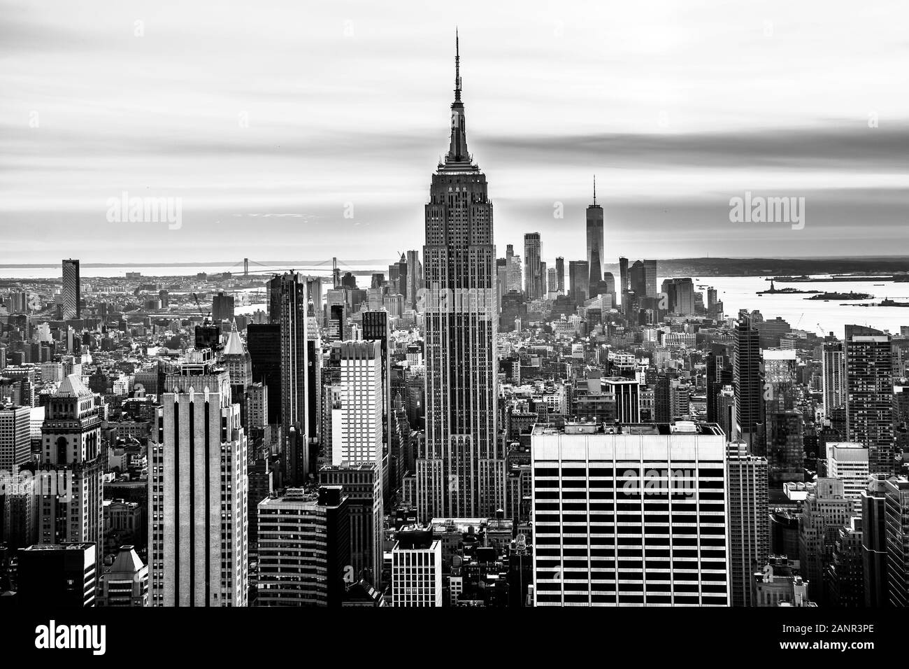 Manhattan, New York, NY, USA - 30. November 2019. New York City Architektur mit Skyline von Manhattan in der Abenddämmerung von der Spitze des Felsens, Rockefeller Center. Stockfoto