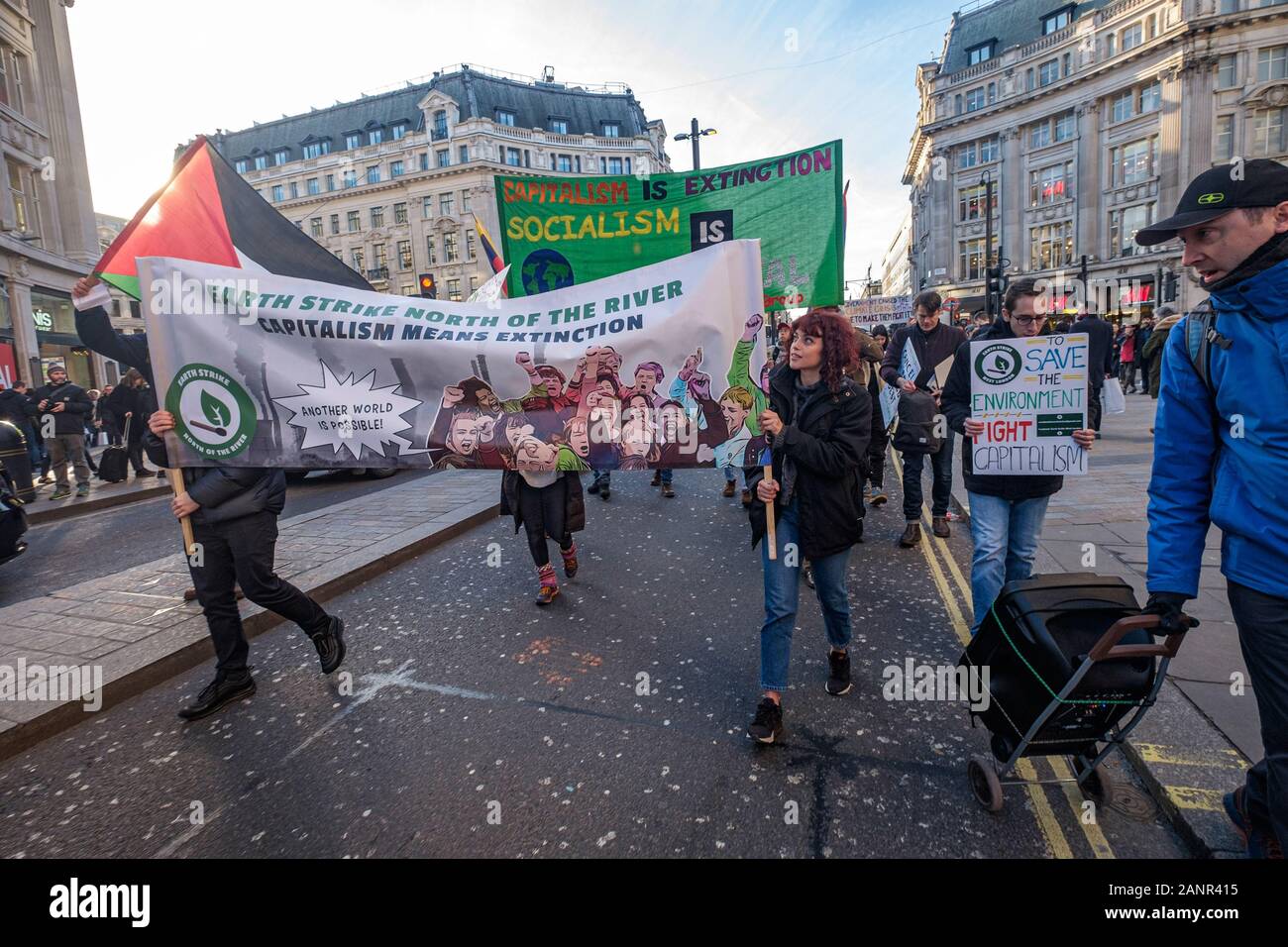London, Großbritannien. 18. Januar 2019. Demonstranten aus Erde März über die Oxford St für eine Reihe von Protesten außerhalb der Banken und Geschäfte in die Ausbeutung des Globalen Südens beteiligt und die Zerstörung der Umwelt. Peter Marshall / alamy Leben Nachrichten Stockfoto