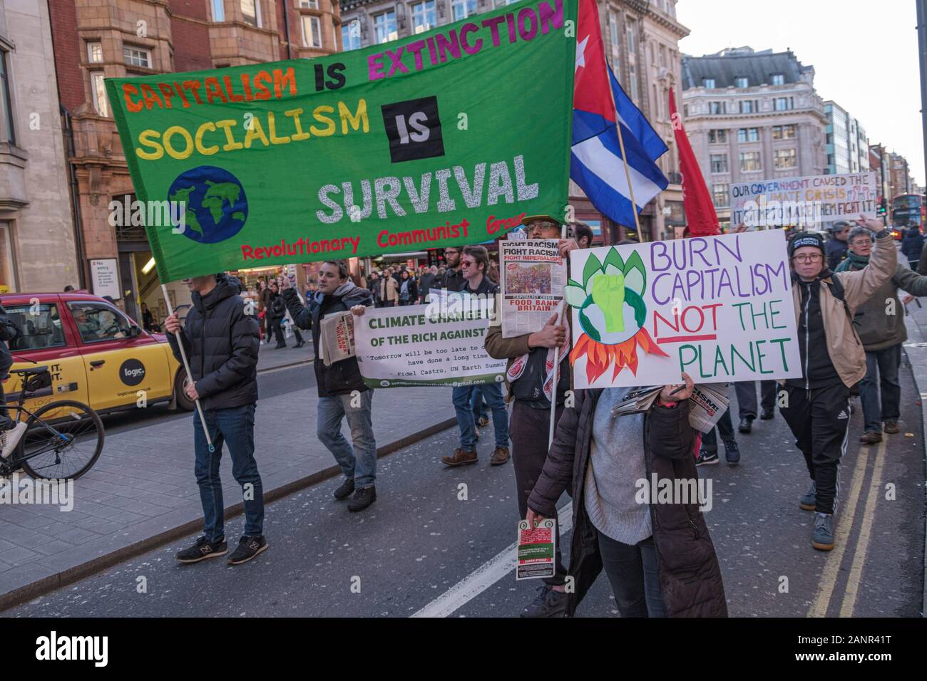 London, Großbritannien. 18. Januar 2019. Demonstranten aus Erde März über die Oxford St für eine Reihe von Protesten außerhalb der Banken und Geschäfte in die Ausbeutung des Globalen Südens beteiligt und die Zerstörung der Umwelt. Peter Marshall / alamy Leben Nachrichten Stockfoto