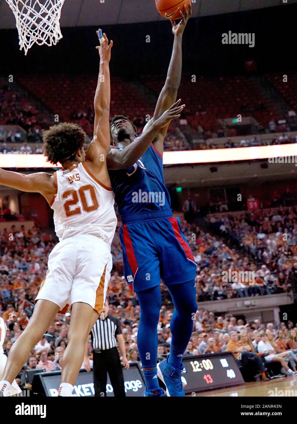 Texas, USA. 18 Jan, 2020. Udoka Azubuike #35 der den Kansas Jayhawks in Aktion die Texas Longhorns am Frank Erwin Center in Austin Texas vs. Kansas Niederlagen Texas 66-57. Robert Backman/Cal Sport Media. Credit: Csm/Alamy leben Nachrichten Stockfoto