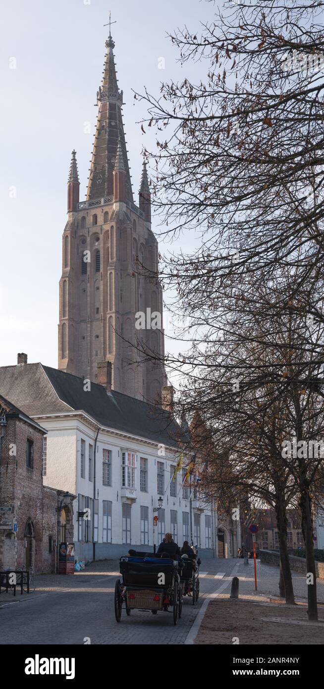Brügge, Belgien - 31. OKTOBER 2019: Street in der Kirche der Muttergottes, historische Stadt Brügge am 31. Oktober 2019 in Belgien Stockfoto