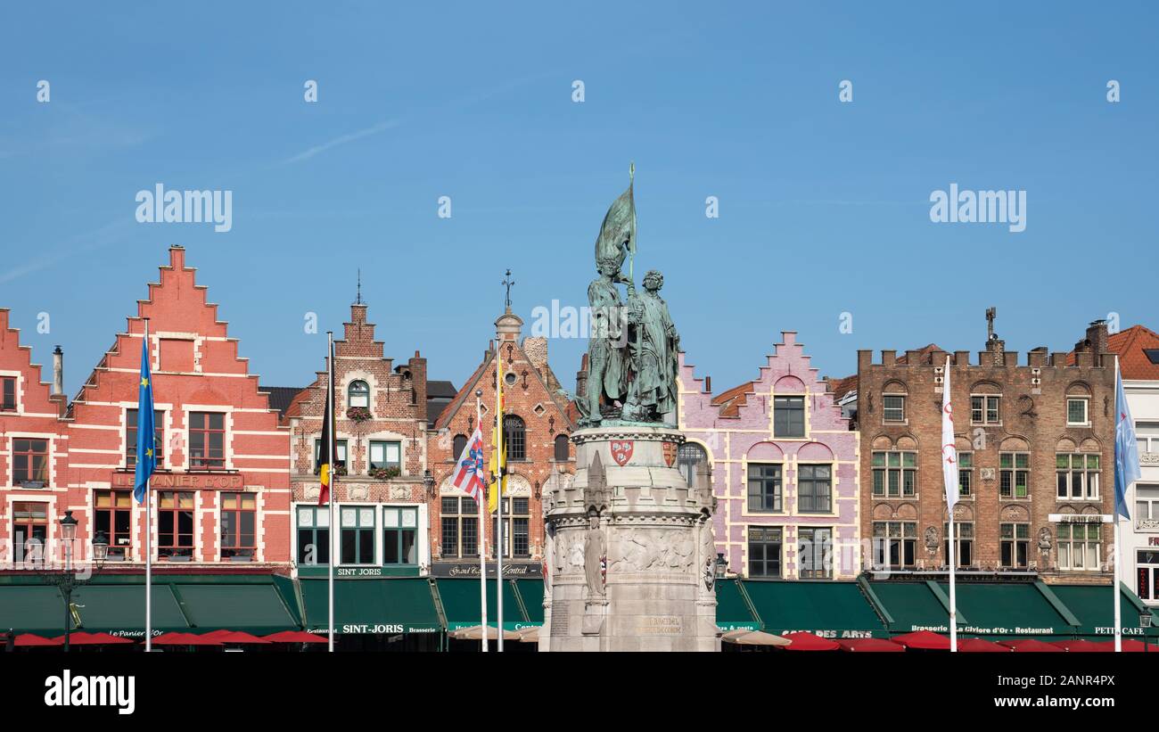 Brügge, Belgien - 31. OKTOBER 2019: Panoramabild der historischen Gebäude von Brügge am 31. Oktober 2019 in Belgien Stockfoto