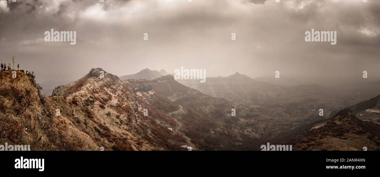 Panoramablick auf die Bergketten mit bewölktem Himmel Stockfoto