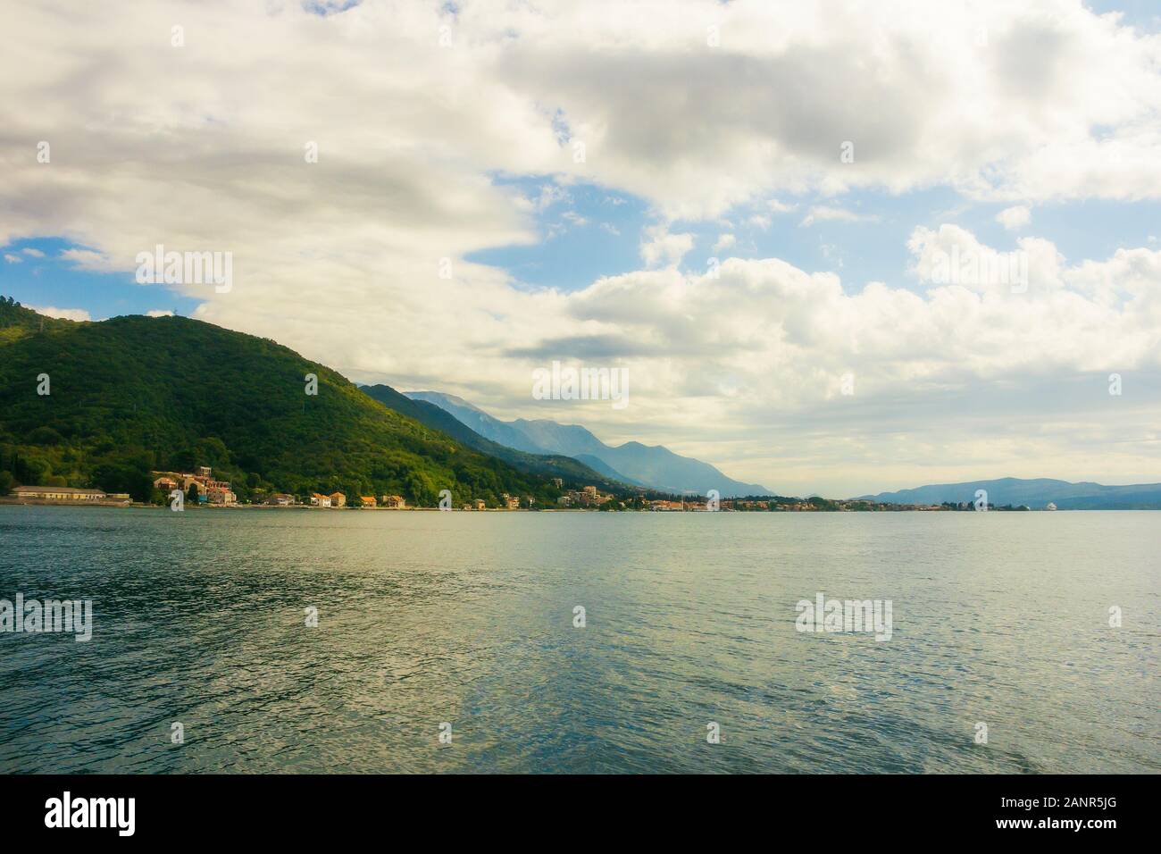 Die verschiedenen Vorort Blick auf Natur, Berge, Wälder und Seenlandschaften von Kotor Bucht der Adria, Montenegro Stockfoto