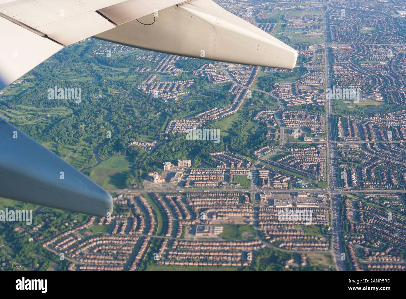 Blick aus dem Flugzeug Fenster Sitz der Greater Toronto Suburban Area. Stockfoto