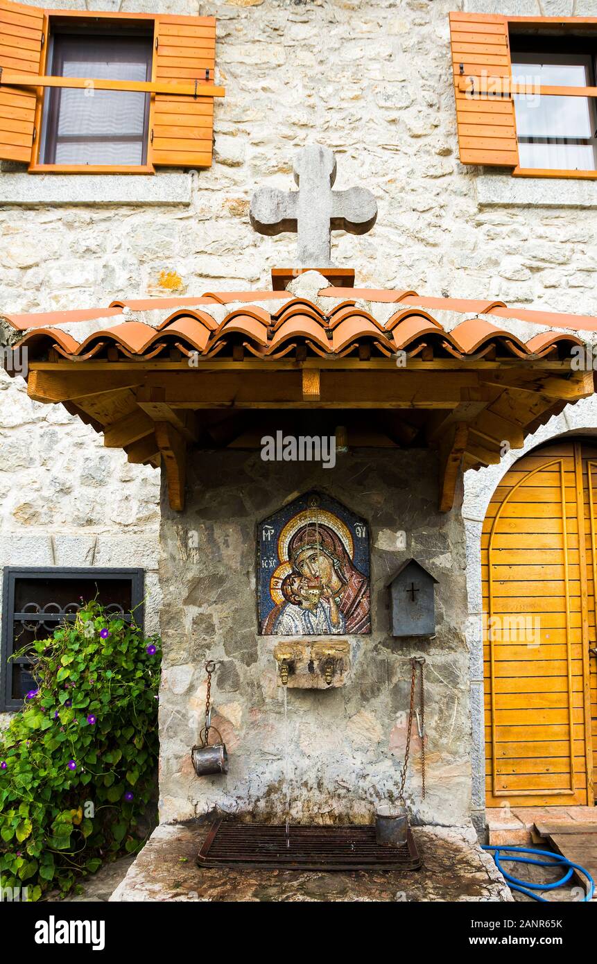 Das Heilige Wasser Frühjahr und Ikone der Heiligen Jungfrau auf dem Gebiet der Serbischen Orthodoxen Kloster (Kloster) Moracha in Montenegro Stockfoto